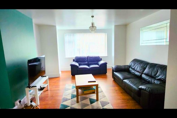 5 Bed Terraced House, Holland Place, S2 - Photo 1