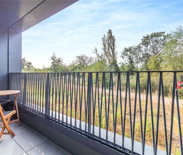 Fully-furnished, south-facing studio apartment - Photo 4