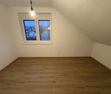GROßZÜGIGE 4-ZIMMER DACHGESCHOSSWOHNUNG MIT BALKON! SOFORT VERFÜGBAR! - Photo 2