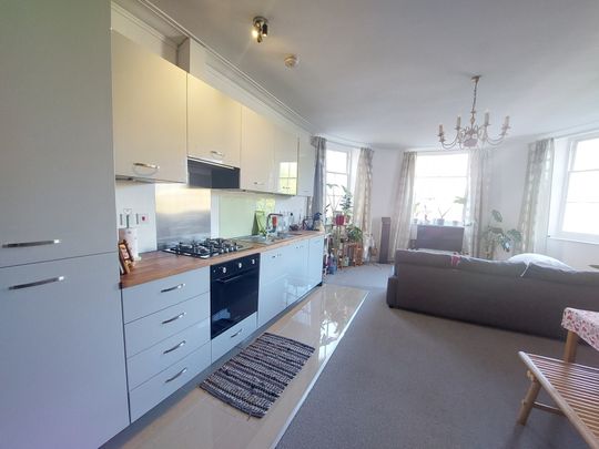 Grosvenor Square, Southampton - Photo 1