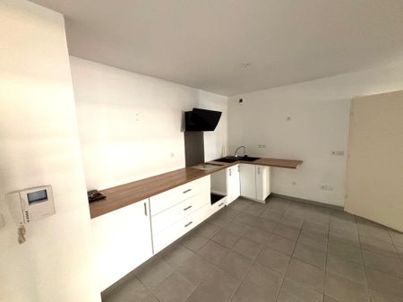 Location Appartement 3 pièces 65m² MARSEILLE 10ème - Photo 5