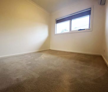 Modern & Spacious Townhouse in Prime Location - Photo 5