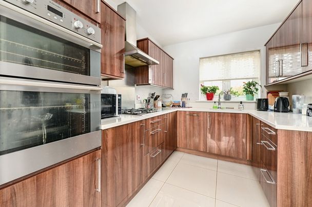 Lucinda Walk, Bagshot, Surrey, GU19 - Photo 1