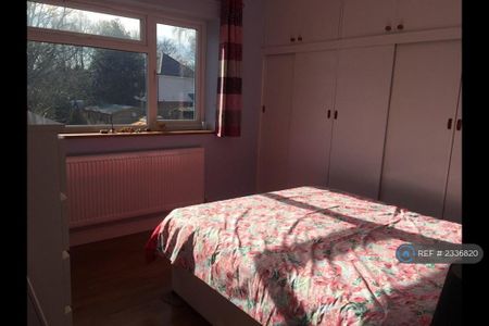 3 bedroom semi-detached house to rent - Photo 5