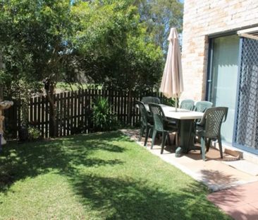 Quiet, secure & super convenient - the perfect modern townhouse! - Photo 1