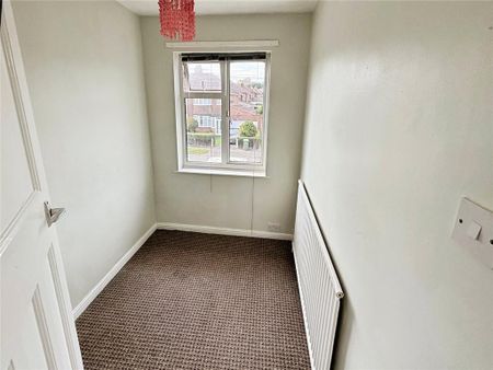 4 bedroom semi-detached house to rent - Photo 5