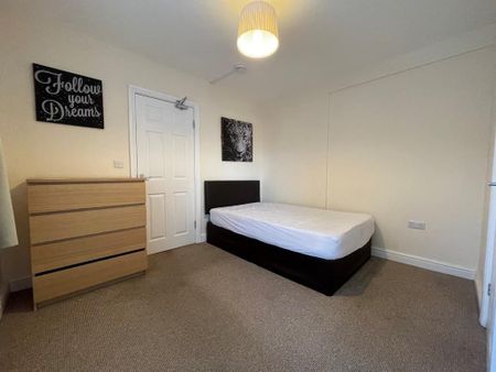 1 bedroom in a house share to rent - Photo 4