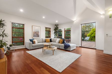 9 Great Valley Road, Glen Iris VIC 3146 - House For Rent | Domain - Photo 3