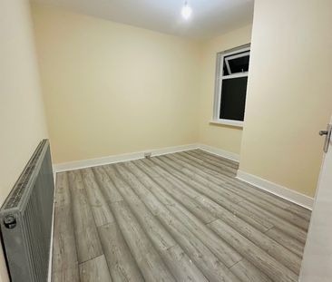 3 Bed Flat, Dersingham Avenue, E12 - Photo 2