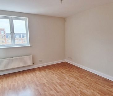 2 bedroom flat to rent The Piazza, Sovereign Harbour South - Photo 2