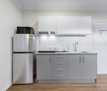 Affordable Designer Unit – Minutes to the Train, all bills included! - Photo 4