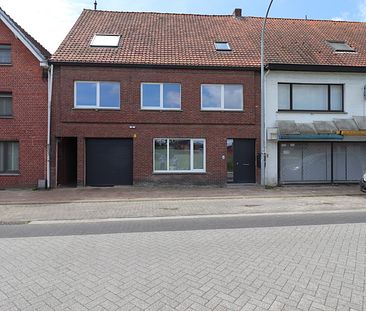 Gerenoveerd duplex-appartement met 3 slaapkamers, terras en autostaanplaats met fietsenberging. - Foto 6