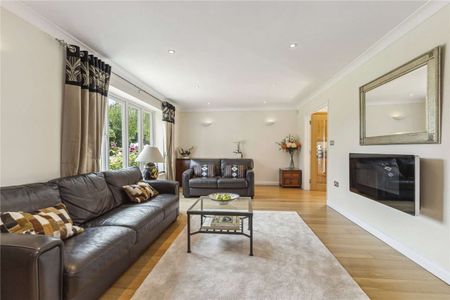 A modern and deceptively spacious detached home near the river and station, with well-presented interiors and a lovely layout - Photo 4