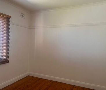 2 Bedrooms House in Port Kembla - Photo 3