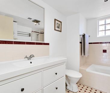 URBAN LIVING, PARKSIDE VIEWS - 3 BEDROOM APARTMENT! - Photo 6