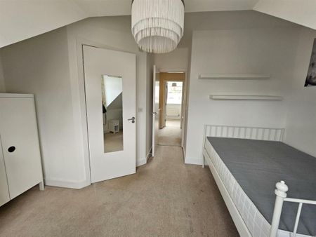 4 bedroom semi-detached house to rent - Photo 2