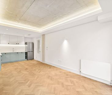 A renovated first floor 'warehouse style' 1 bedroom flat located in... - Photo 1