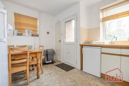 1 bedroom in a house share to rent - Photo 4