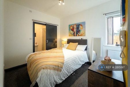 1 bedroom in a house share to rent - Photo 2