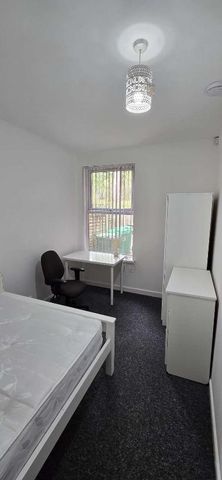 Lenton Boulevard // Bed Student House, NG7 - Photo 2