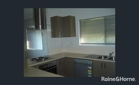 3 Bedroom Home - Zoned for Moranbah East School! - Photo 3