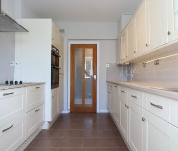 3 bedroom flat to rent - Photo 4