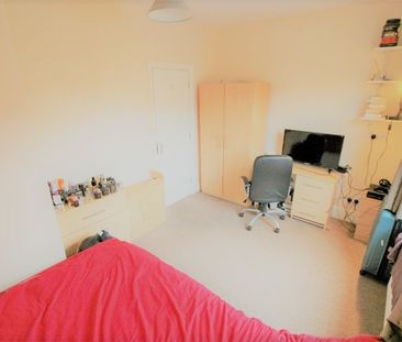 4 Bed - 4 Village Avenue, Burley, Leeds - LS4 2NT - Student - Photo 3