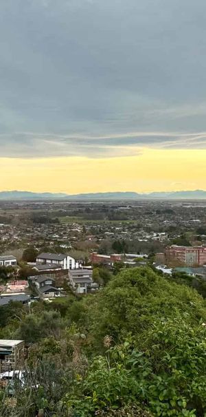 FULLY FURNISHED SPACIOUS TOWNHOUSE IN PRIME HILLTOP LOCATION! - Photo 1