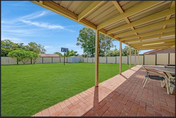 Family Home &plus; Opposite to Brownsplains State School&excl; - Photo 1