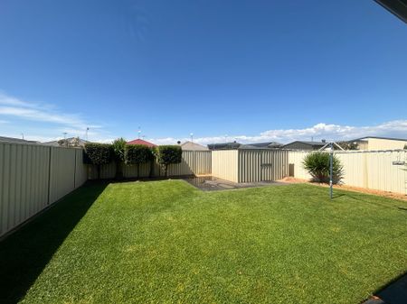 Stunning 4-Bedroom Home at 12A Gravity Grove, Munno Para! - Photo 2