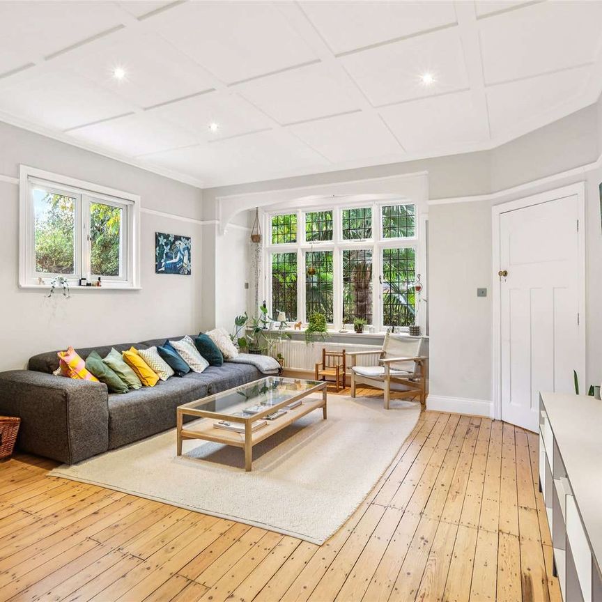 Fabulous family home on a beautiful tree-lined road in the heart of Bedford Park. - Photo 1