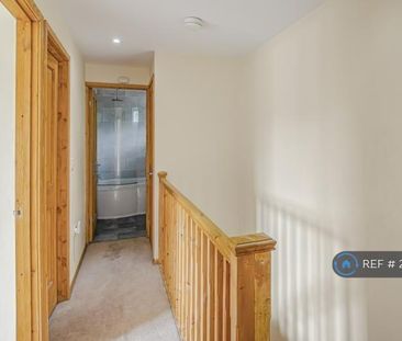 3 bedroom end of terrace house to rent - Photo 3