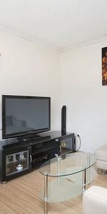 Wonderful 2 bedrooms freshly painted , level 2 full brick unit!! - Photo 3