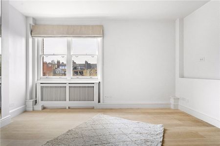 Spanning across three floors is this wonderful penthouse apartment with 3 bedrooms, lift access, and stunning rooftop terrace in the beautiful Cadogan Square. EPC Rating C | Council Tax Band H - Photo 5