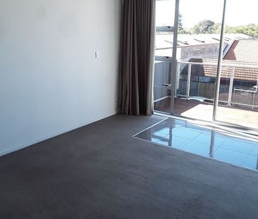 Large modern 3 bedroom Central City Apartment. - Photo 6