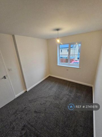 3 bedroom semi-detached house to rent - Photo 4