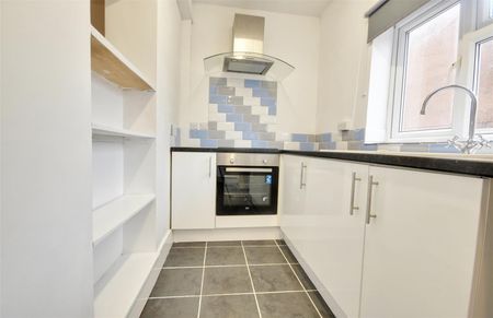 1 Bed Flat - Purpose Built - Photo 4