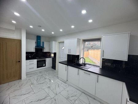 3 bedroom semi-detached house to rent - Photo 5