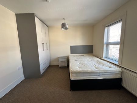 6 Bed Terraced House, Pitcroft Avenue, RG6 - Photo 5