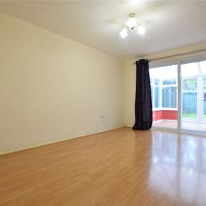 Statham Court, Bracknell Statham Court, Bracknell - Photo 2