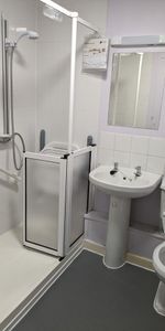 ***Apply online ** 1 Bed over 55’s flat. Adapted walk in shower. Martyr’s Reach - Photo 4