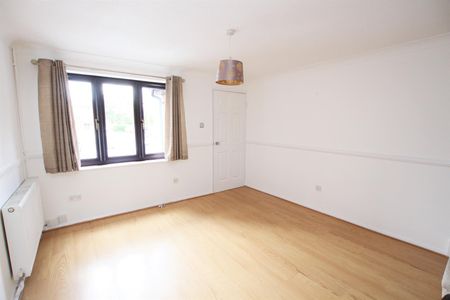 2 bedroom Terraced House to let - Photo 5