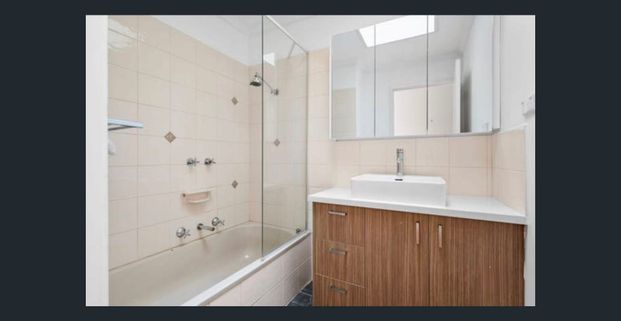 Spacious Family Home in Leafy Eltham - Photo 1