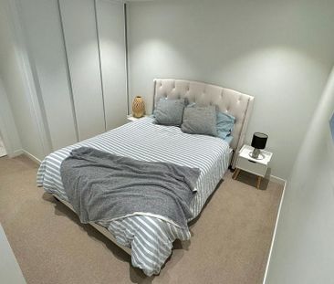 Modern City Fringe 2-BR Apt w Parking & Views - Photo 4