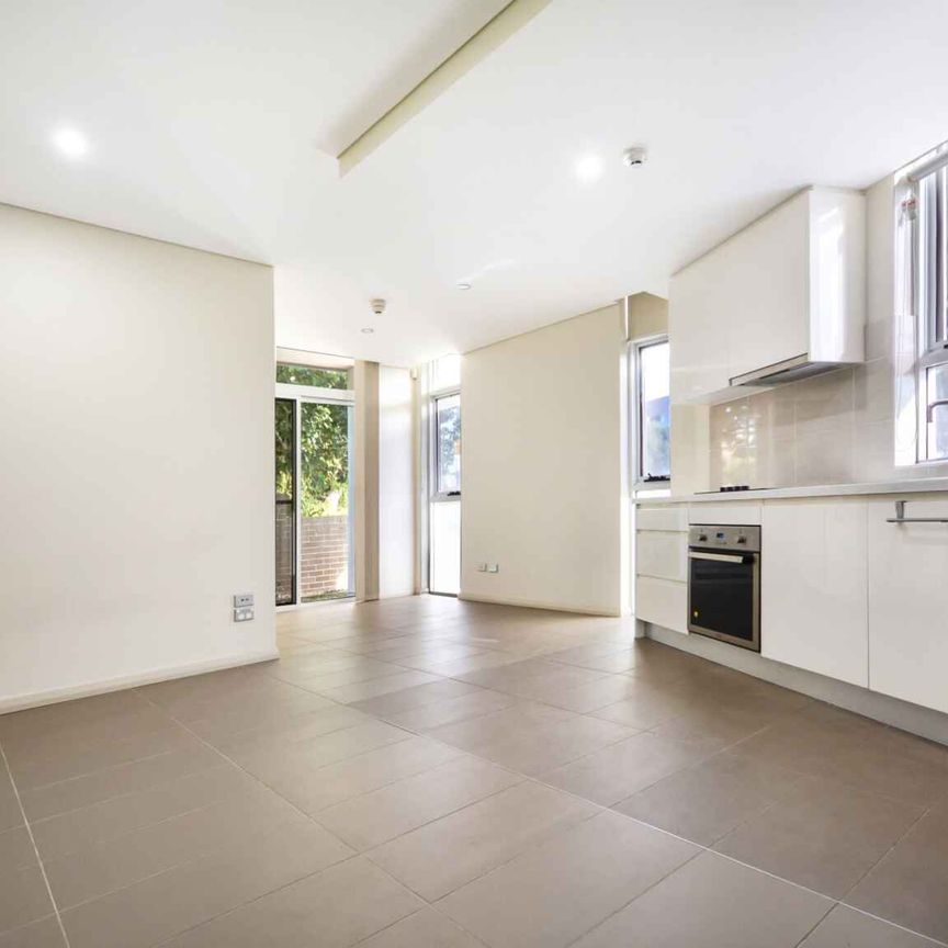 GROUND FLOOR STUDIO APARTMENT WITH A SUNDRENCHED COURTYARD - Photo 1