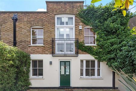 A beautifully presented, gated mews house situated close to Clapham Common and Clapham Old Town. - Photo 3