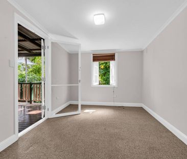 CHARMING UPSTAIRS WHITFIELD QUEENSLANDER!!!! - Photo 3