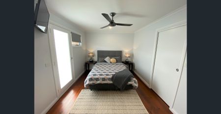 Stylish Fully Furnished Townhouse – Prime Location! - Photo 5