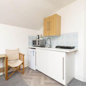 Studio Apartment, 1 bath, 1 reception Flat - Photo 2