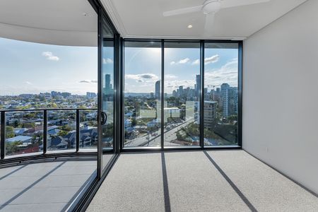 Valencia Residences - Photo 4